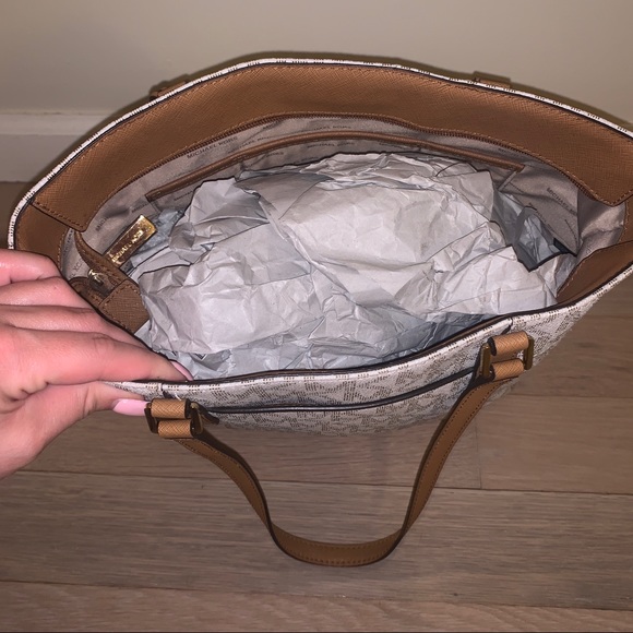 Michael Kors Medium Sized Tote | Used in great condition! - Picture 4 of 14